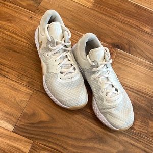 White Nike Renew Elevate 2